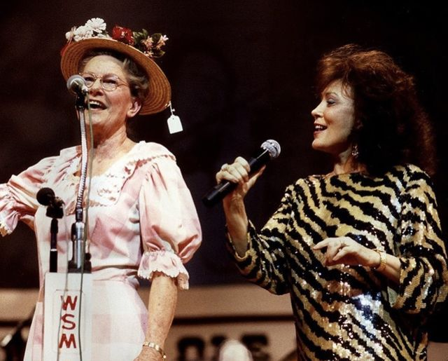 @Onfireconcerts @RaelynNelson Here are Loretta and Minnie introducing Raelyn when she was just a child prodigy at the age of 23.