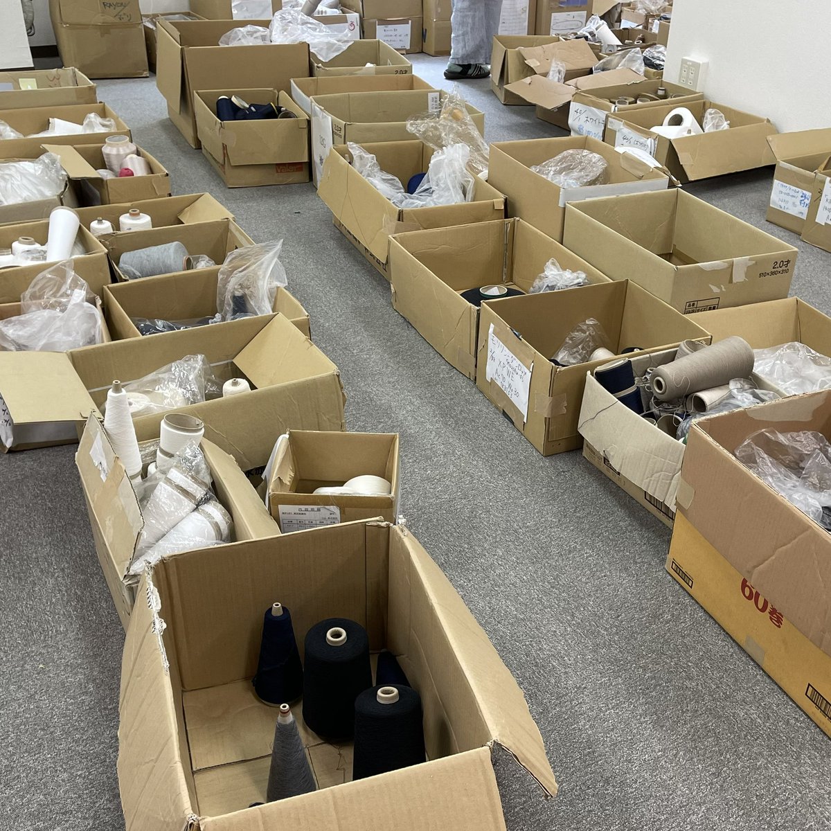 kinsenknit's tweet photo. 最終日✨
糸詰め放題、編み地詰め放題スタートしました！
OPEN_10:00〜15:00

まだ夏糸の上質コットンが残っています🧶ホワイトキングは別名ウズベキスタンオーガニックコットンと呼ばれ、長繊維綿が特長の滑らかな綿糸です！
アパレルで人気のコットンは掘り出しモノです😊 https://t.co/zin5ymmHRR