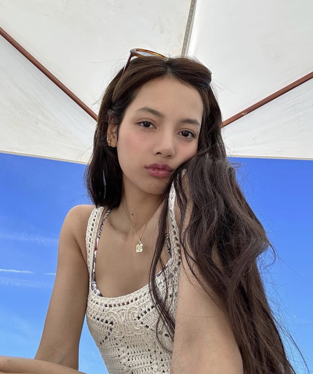 jsmtjyygyjbbjb's tweet photo. ลิซ่าร่างไม่มีหน้าม้าในวัย 26 สวยตาแตก https://t.co/qM6w7qaOWg