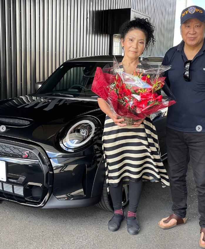 GlanzMini's tweet photo. 【MINI成田】
MINIファミリー継続!
MINI 5DOOR COOPER S
SHADOW EDITION
ご納車させていただきました💐
おめでとうございます!
人気の限定車、シャドーエディションの
ご納車でございました🤝
引き続き素敵なMINIライフを
お送りくださいませ💐
#納車 #おめでとうございます
#shadowedition https://t.co/T26wVVTRf3