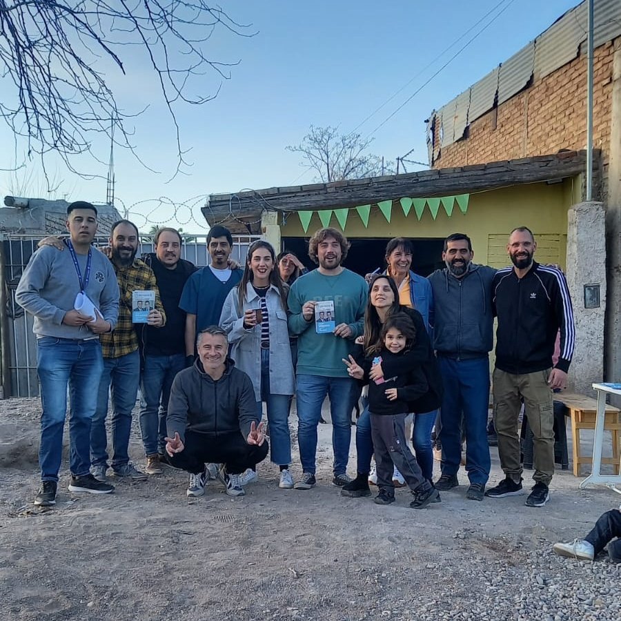 scalcopaloma's tweet photo. Cerramos la Campaña Nacional con los vecinos de Perdriel.

El domingo todos con @SergioMassa.

Está en tus manos 
#EnDefensaDelaPatria
#Amoraporlapatria🇦🇷 https://t.co/D6hiWZ4crf