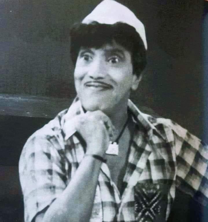 SachinSpeaks's tweet photo. "साला तुम लोगने वो तुकारामको उपर पाठव्या... तुमने साला वो मिराबाईको जहर पिलाया... संत ज्ञानेश्वरको तुम लोगोंने गाड दिया... तुम लोग सिर्फ डाकू लोगकोच पसंद करता हय." दादा कोंडकेंच्या 'राम राम गंगाराम' मधला म्हमद्या खाटिक बोलून जातो...

असल��� जळजळीत परखड सत्य आपल्या अनेक सिनेमांंमधनं सांगनार्‍या दादांना 'अश्लील' म्हणून का हिनवलं गेलं हे मला आजपर्यन्त कळलेलं नाय दोस्तांनो ! स्पष्टच बोलू का? दादा कोंडके म्हन्लं की ज्यांना फक्त 'डबल मिनिंग'चे संवाद आठवत्यात त्यांना दादा कळलेच न्हाईत ! 

...श्रेष्ठ कलावंत तोच असतो भावांनो, जो मनोरंजन करता-करता समाजाच्या खर्‍या वेदनांना वाचा फोडतो...  जनजागृतीची, समाजसुधारणेची जबाबदारी खांद्यावर घेतो. जातीधर्मापलीकडची 'मानवता' जपतो. त्या कलाकारालाच सर्वसामान्य प्रेक्षक मनापास्नं भरभरून प्रेम देतात... जसं दादांना दिलं ! 

दादांनी आपल्या पिच्चरमधनं बिनधास्तपने सामाजिक-राजकीय भाष्य केलं... त्या काळातल्या इंदिरा गांधी-संजय ��ांधींच्या धोरनांवर, आनीबानीमधल्या अराजकावर सडकून आन् बेधडक टीका केली. गायवासरू हे काॅंग्रेसचं निवडणूक चिन्ह होतं. त्याकाळात नोटा खाणारं वासरू आणि त्याच्याकडे दुर्लक्ष करणारी गाय हे दाखवणं लै खतरनाक होतं गड्याहो. 

...'राम राम गंगाराम'मधला म्हमद्या खाटीक आनि गंगारामची मैत्री ही नुस्ती मनोरंजनासाठी नव्हती.. त्यात हिंदू-मुस्लीम एकतेचा सामाजिक संदेशबी व्हता ! "मटनाच्या दुकानात भगवान शंक���ाच्या फोटोपुढं नमाज पडणारा म्हमद्या... ते पाहून 'भावना दुखावून' चिडनारे (मटन आनायला आलेले) गुरूजी... हे समदं लै लै लै खोल व्हतं भावांनो ! 

 'ह्योच नवरा पायजे' मधला "गाॅड इज वन.. पन नेम्स आर अनेक." असं म्हनत फादरनं दिलेला क्राॅस आनंदानं गळ्यात घालनारे आनि त्याचवेळी चाॅंदभा��नं दिलेला ताईत दंडाला बांधनारे दादा ज्याला कळले.. तो दादांना कधीच 'फक्त' डबल मिनिंगमध्ये अडकवून चीप करनार नाय ! 
याच सिनेमातला एक प्रसंग तर लै लै लै खतरनाक हाय.. 'जाॅन बेकरी' मध्ये गेलेल्या दादा कोंडकेंना, तिथं पाव आणायला आलेला एक म्हातारा अडवतो आणि म्हणतो "काय रे शिंच्याS? हिंदू असुन गळ्यात क्राॅस घातलायस? एकादशीच्या मुहूर्तावर खिश्चन झालास की काSय?" त्यावर दादा त्याला सुनावतात, "तुम्ही काय ��ेलंय हो धर्मासाठी? हा बेकरीवाला जनू कांबळे.. हरीजन म्हनून तुम्ही वाळीत टाकला. अस्पृश्य म्हनून हिनवला. गावाबाहेर काढला. त्या फादरनं त्याला जवळ केला. जनू कांबळेचा 'जाॅन कॅंबल' केला..त्याला बेकरी टाकून दिली. आता त्या बेकरीतून तुम्ही पाव विकत घेताय..तुमाला लाज वाटत नाय??? यू बेशरम..तुला जोड्यानंच मारला पायजे," म्हनत खाडदिशी त्याच्या मुस्काडात दे��ारे दादा.. आनि घाबरून गळून जानारा तो म्हातारा... आनि त्यावर कळस म्हन्जे त्याच्याकडे पाहून आजूबाजूच्या लोकांना "उचलून घेऊन जा रे याला. मी असल्याला हात लावत नसतो."  'यातलं बिटवीन द लाईन्स' कळायला मेंदू लै तल्लख लागतो माझ्या सोन्या... दादा ह्यो 'दादा' मानूस व्हता !

दादा, तुमच्यासारखा एकीकडे खळखळून हसवत, दूसरीकडं अतिशय अभ्यासपूर्वक, समाजातल्या विसंगतीवर बोट ठेवून, उघडंनागडं 'सत्य' बोलनारा एकही क��ावंत आज आमच्या अवतीभवती दिसत नाही... अभिनेत्याकडं समाजभानातनं आलेली निर्भिडता आणि विद्रोह या गोष्टी अंगी असणं हे अत्यंत गरजेचं आहे, हेच बहुसंख्य कलाकारांना माहिती नाही. 
'तुमचं आमचं जमलं' सिनेमात तुम्ही तुमच्या वाघ्या नांवाच्या कुत्र्याला विचारता, "खोटं बोलूनी पोट भरतया म्हनून का रं जगायचं? मा�� कुनाचा कोन खातुया, किती दिस हे बघायचं??" 

...असो. "गेली सांगून द्यानेसरी..मानसापरास मेंढरं बरी !" हेच खरं. मिस यु दादा. लब्यू लैच. ❤️

- किरण माने.