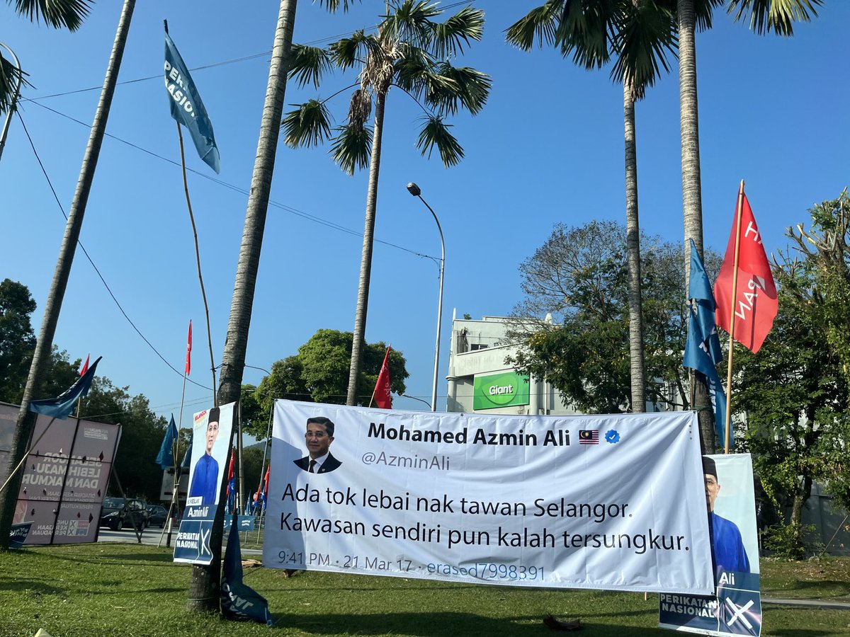 bumilangit's tweet photo. Kah kah kah! 

Selamat datang ke Taman Melawati ⁦@AzminAli⁩ 

Dulu kami angkat kau. Sekarang kami akan kuburkan kau. https://t.co/S9uJGVqKhr