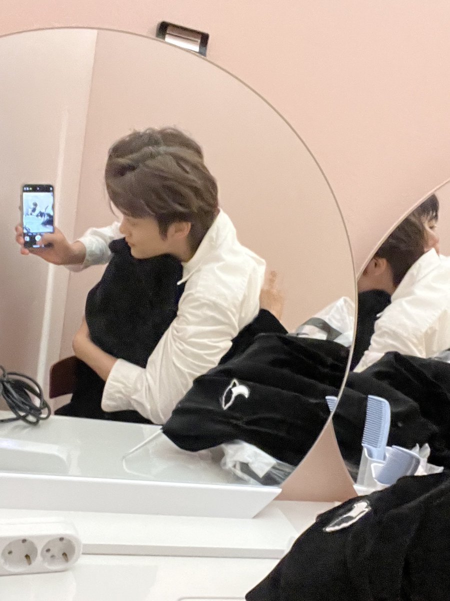 I've made it to Ulsan today. Music Core wouldn't be the same without your presence, Zerose, so I'm excited to have a great time. There's a charming and distinct fusion of my son Yujin and eumppappa sharing the same space. By the way, any guesses on the person I'm embracing?