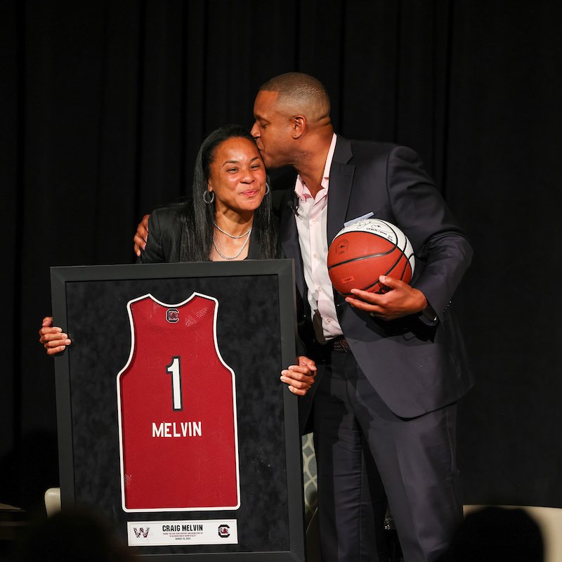 What a night it was at the @uofscalumni center celebrating @dawnstaley and garnering support for the Dawn Staley Champions Fund with @TODAYshow host and SC native, @craigmelvin. 🏆 The fund supports three key education initiatives that benefit USC’s first-generation