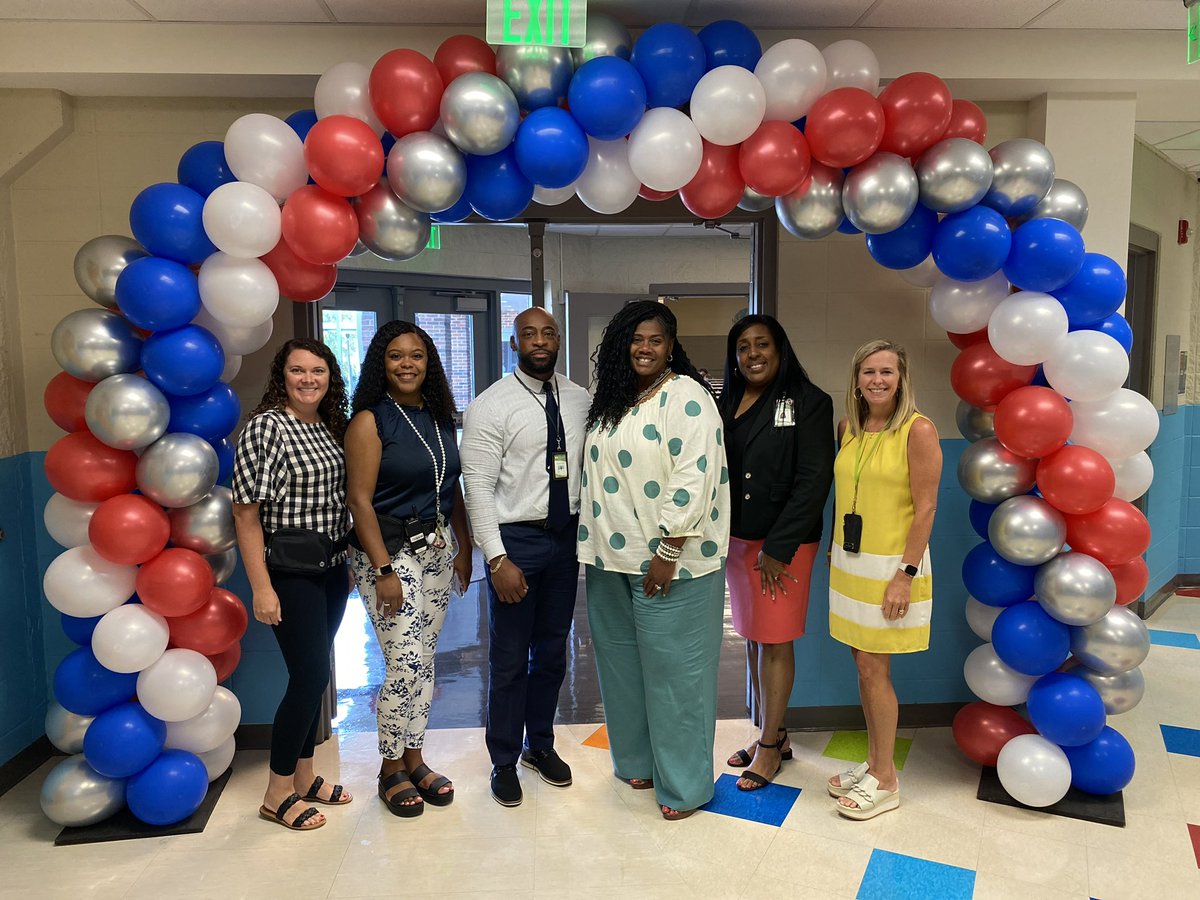 kristigarcia2's tweet image. Starting the year off right with these amazing colleagues! @nakelya @UPES_Leads @bamagrace12 @TCSBoardofEd @KieraSEzell @TCSESL