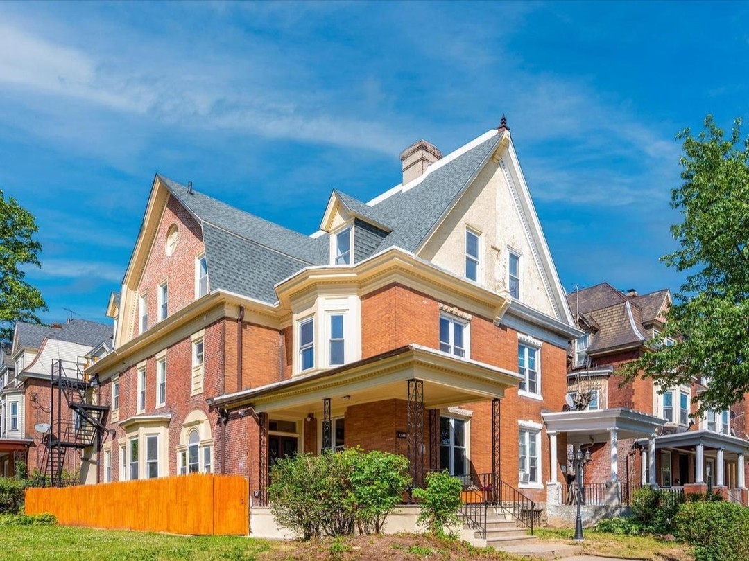 TheSivelGroup's tweet image. Live in the heart of Penn Knox, Germantown at 5349 Wayne Ave, a recently renovated triplex just a short walk from Hansberry Community Garden

search.thesivelgroup.com/brightmls/6-PA…

#walktoeverything #moveinready #moveintoday #publictransportation #triplex #newhome #phillyrental #livinginphilly