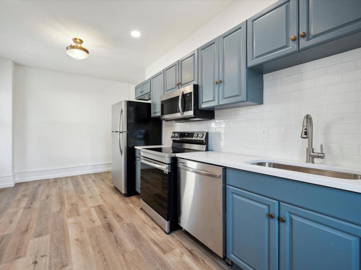 TheSivelGroup's tweet image. Live in the heart of Penn Knox, Germantown at 5349 Wayne Ave, a recently renovated triplex just a short walk from Hansberry Community Garden

search.thesivelgroup.com/brightmls/6-PA…

#walktoeverything #moveinready #moveintoday #publictransportation #triplex #newhome #phillyrental #livinginphilly