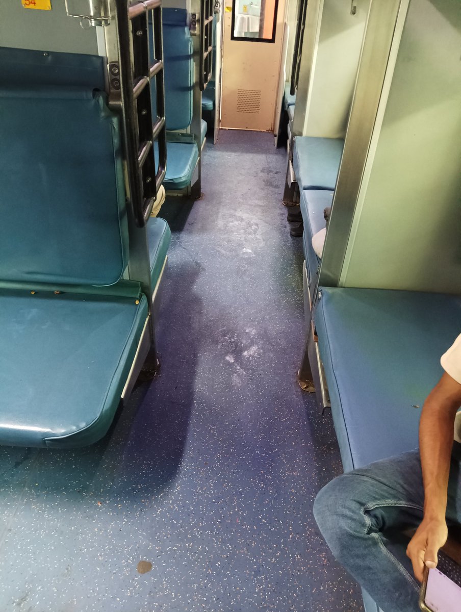 Danish_Saviour's tweet photo. Dear @AshwiniVaishnaw @EasternRailway @ECRlyHJP @RailMinIndia Kindly see this in the train washroom is choked..too much smell is coming in the coach. No clean.. 

Kindly resolve this problem ASAP https://t.co/I8Z1voBYMI