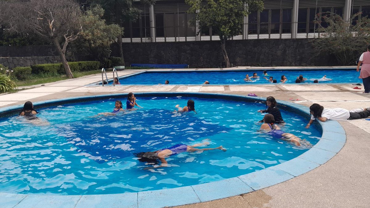 DIF_NMX's tweet photo. Las niñas de Casa Hogar #CAHONI del #SNDIF realizan actividades de recreación y deportivas como natación en sus días de vacación. 

#ElDIFCercaDeTi https://t.co/wwtQxGWUGW