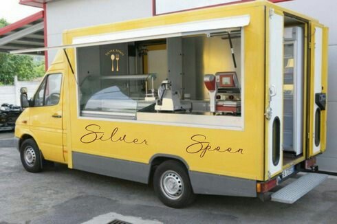 reineadr's tweet image. Truk makanan baru saja terparkir di halaman Gelora Bung Karno. Reine, pemilik truk makanan sudah turun dari mobil, mengambil beberapa box makanan dibantu beberapa karyawan kateringnya. "Permisi, @WEAREPI2LAS, ada kiriman untuk @agathologicaI dan semua teman teman."