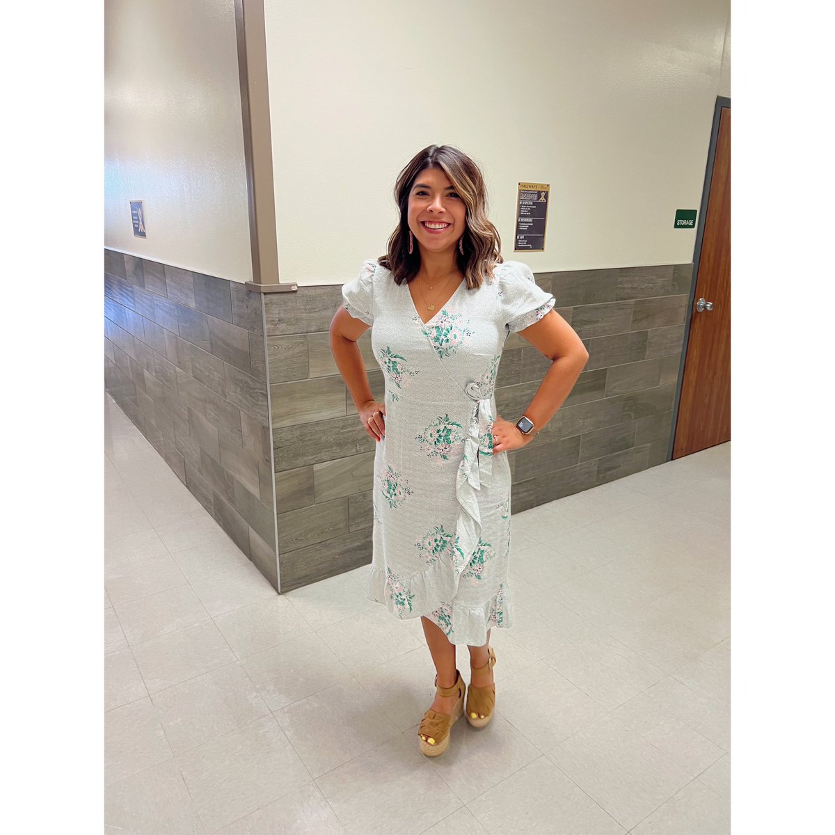 miss_perez1106's tweet image. Meet the teacher year 🔟 and 5️⃣ as a Librarian! I wear many hats and it can be overwhelming at times but I’m beyond grateful that I love what I do and have incredible people to lean on🥹! Cheers to a great school year! @SeguinISD @PatlanES #elementarylibrarian