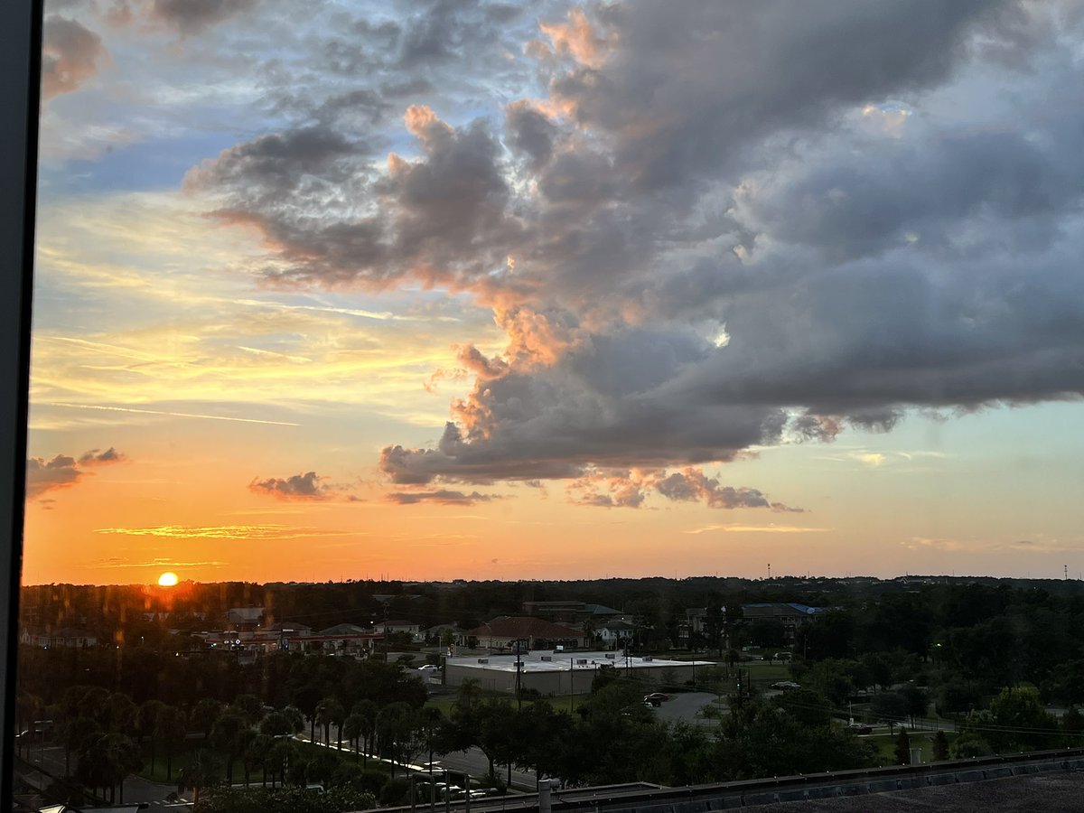 KTERR079's tweet photo. My favorite color is sky 😍🌅 https://t.co/YxbdEwXKXY