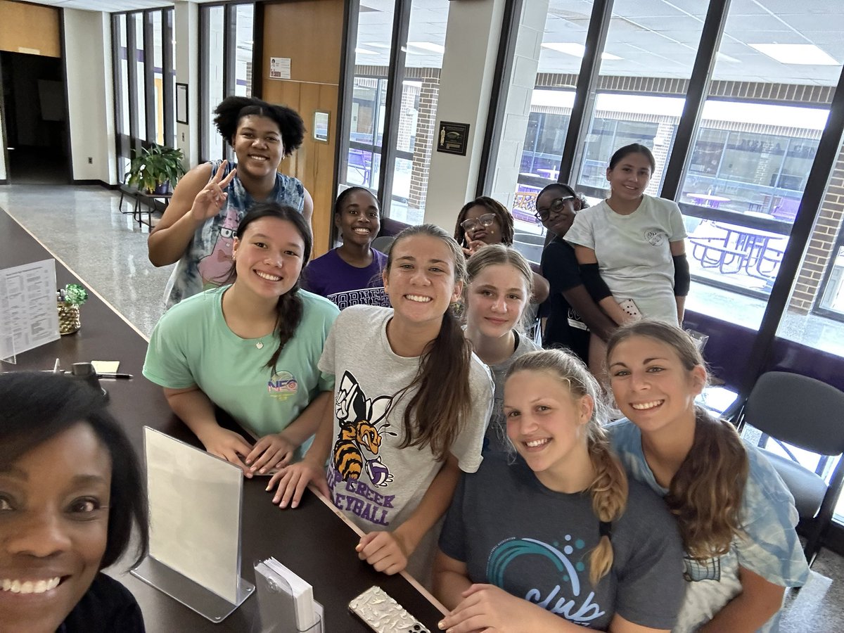 DCHHornets's tweet photo. August brings workouts & camps-Hornets working hard, getting ready for their season & school! Mrs. Garrett 💜meeting band & ROTC leaders, competition 📣 & 🏐players this week! She can’t wait to meet & work with more Hornets! #CREEKrunsthru #CREEKCulture #bealeader #GameOnCPS https://t.co/B2bHWX1TWA