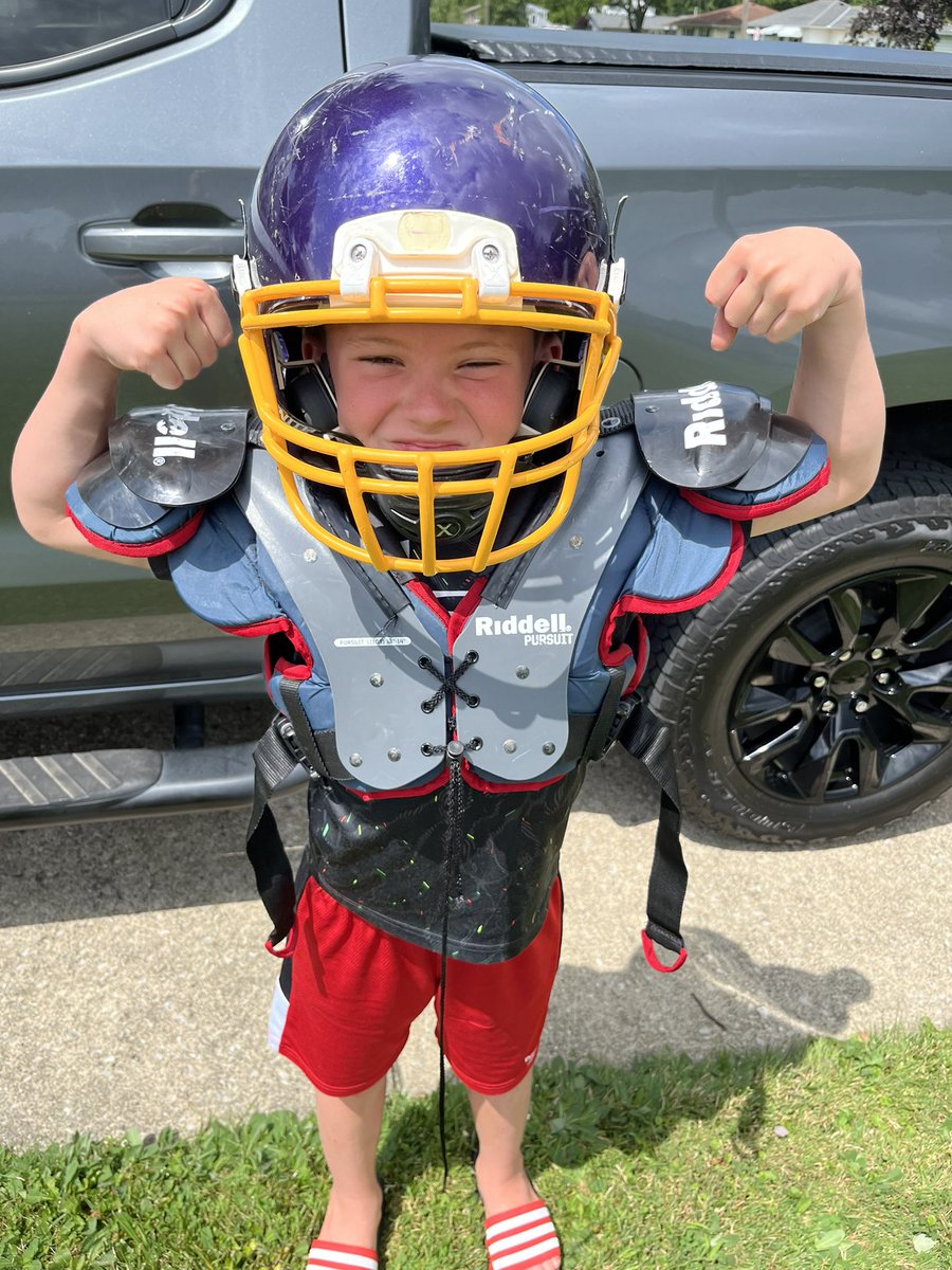 ShannonScheetz's tweet photo. Andrew survived his first 2 week football camp in pads & Eric survived coaching it ๐คฃIโm pretty sure heโs never been so sweaty & the smell ๐คฎThis year is 3/4 grade padded flag & is going to be entertaining to watch. Avon Football culture starts young ๐๐๐#andrewmichaelscheetz https://t.co/pB7YngMGD0