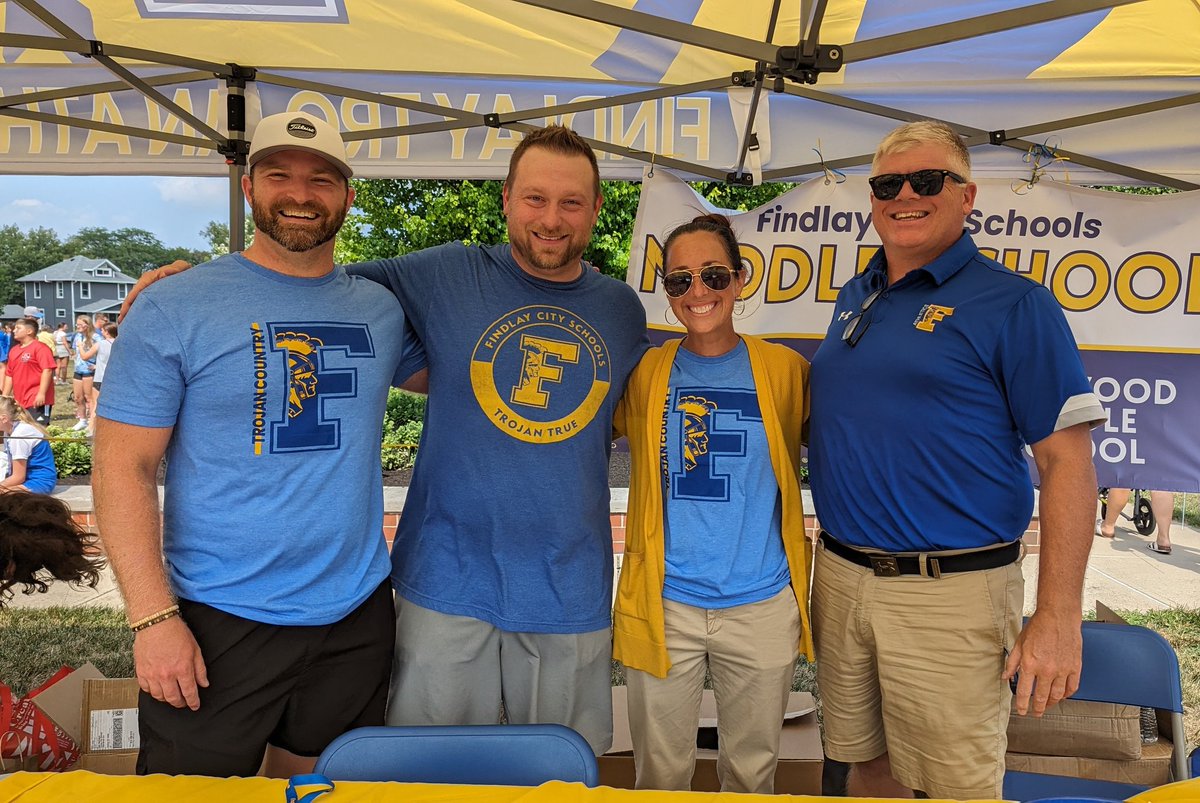 Drew_Bauman's tweet photo. Trojan Country Kickoff with my @FCSTrojans Middle School family and year 2 in the dunk tank (this time with fresh, COLD water 🥶 I couldn't let @DonnellMiddle not be represented. It's for the kids! 🤷🏼‍♂️ 💙💛
#trojantrue #donnellproud https://t.co/Hog11RylK2