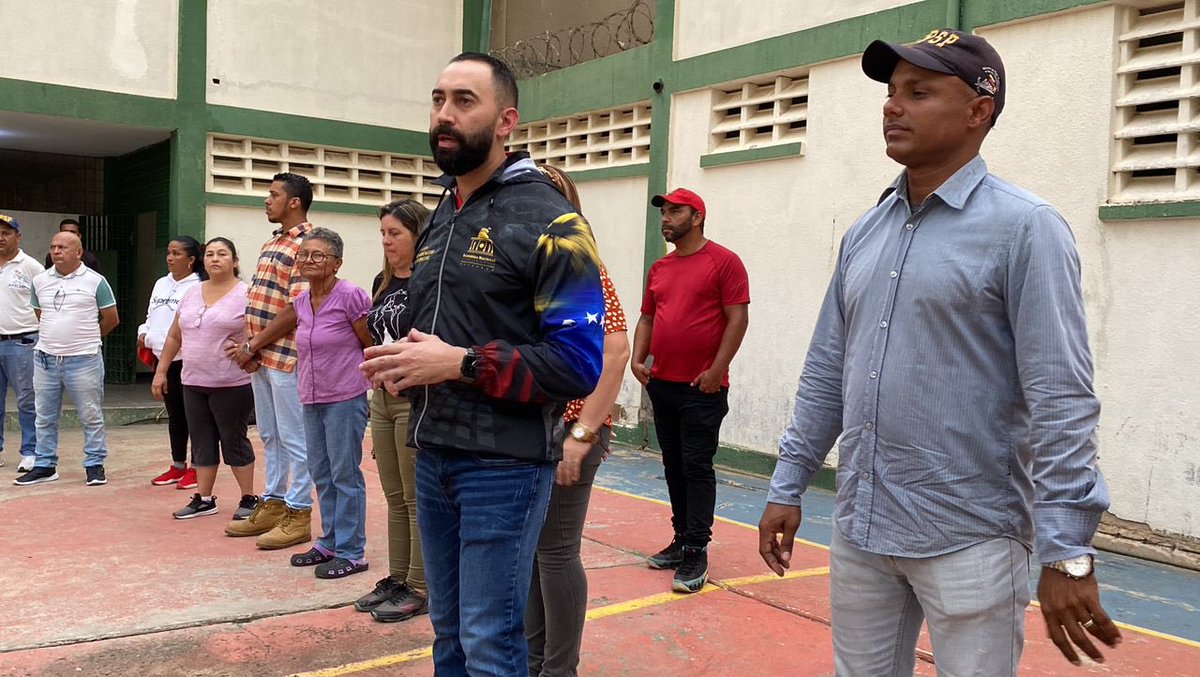 YonderDuran's tweet photo. Acudimos junto a un grupo de vecinos de la cárcel de Sabaneta a convalidar el buen funcionamiento de este centro Penitenciario, esto debido a algunas campañas de desinformación de sectores de la derecha ! https://t.co/JD4jZ9VPed