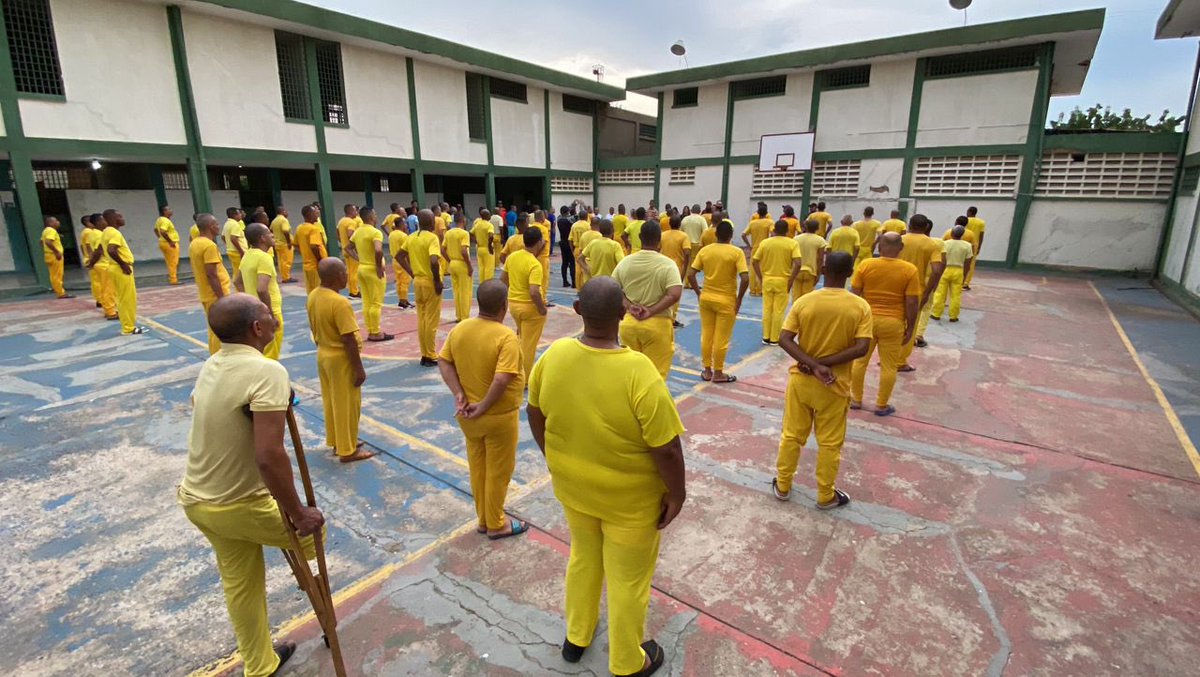 YonderDuran's tweet photo. Acudimos junto a un grupo de vecinos de la cárcel de Sabaneta a convalidar el buen funcionamiento de este centro Penitenciario, esto debido a algunas campañas de desinformación de sectores de la derecha ! https://t.co/JD4jZ9VPed