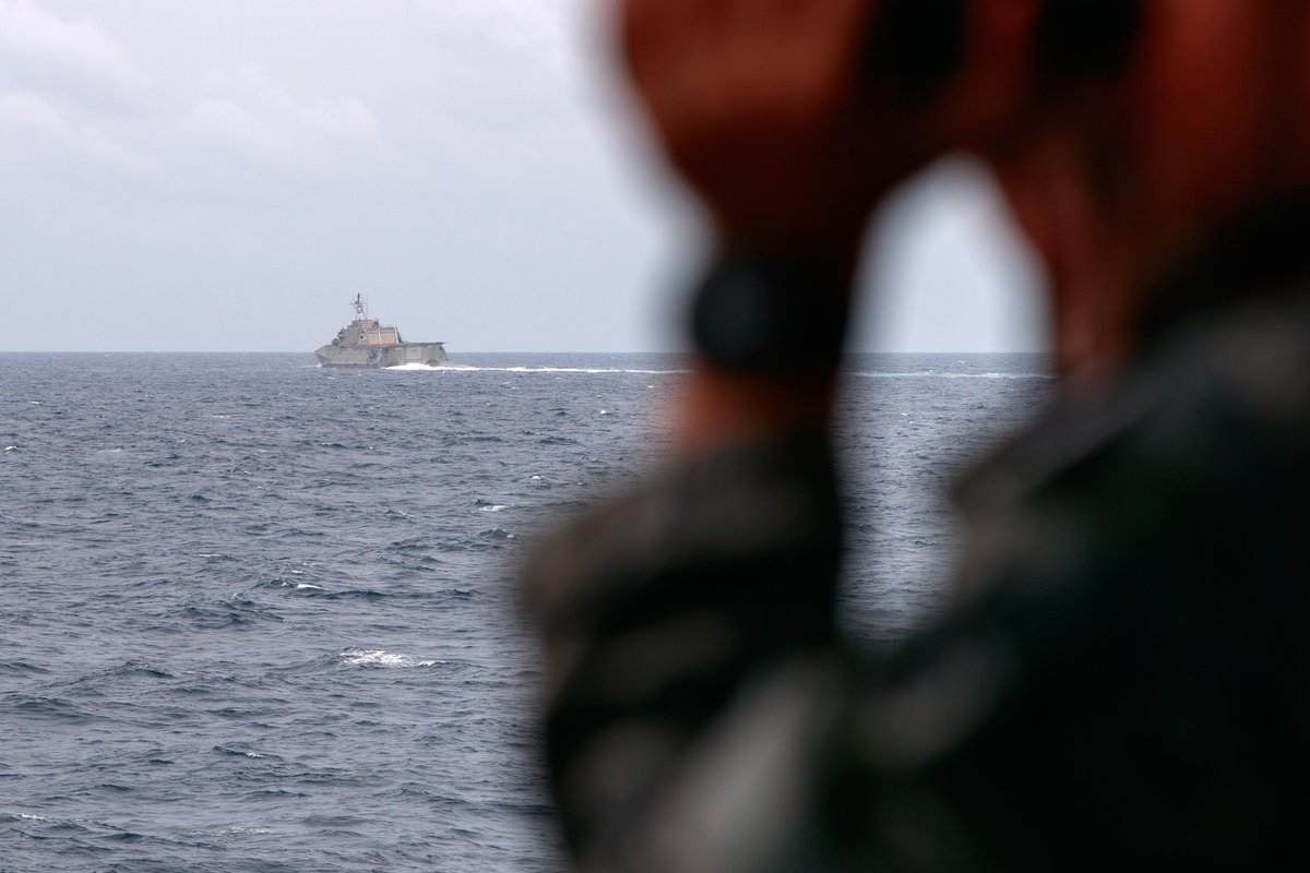 hqjoc's tweet photo. @Australian_Navy frigate #HMASAnzac recently 
 transited the South China Sea in coordination with @USNavy USS Mobile during a regional presence deployment.

#YourADF is committed to maintaining an open, stable and prosperous #IndoPacific. https://t.co/eieRomlWAo