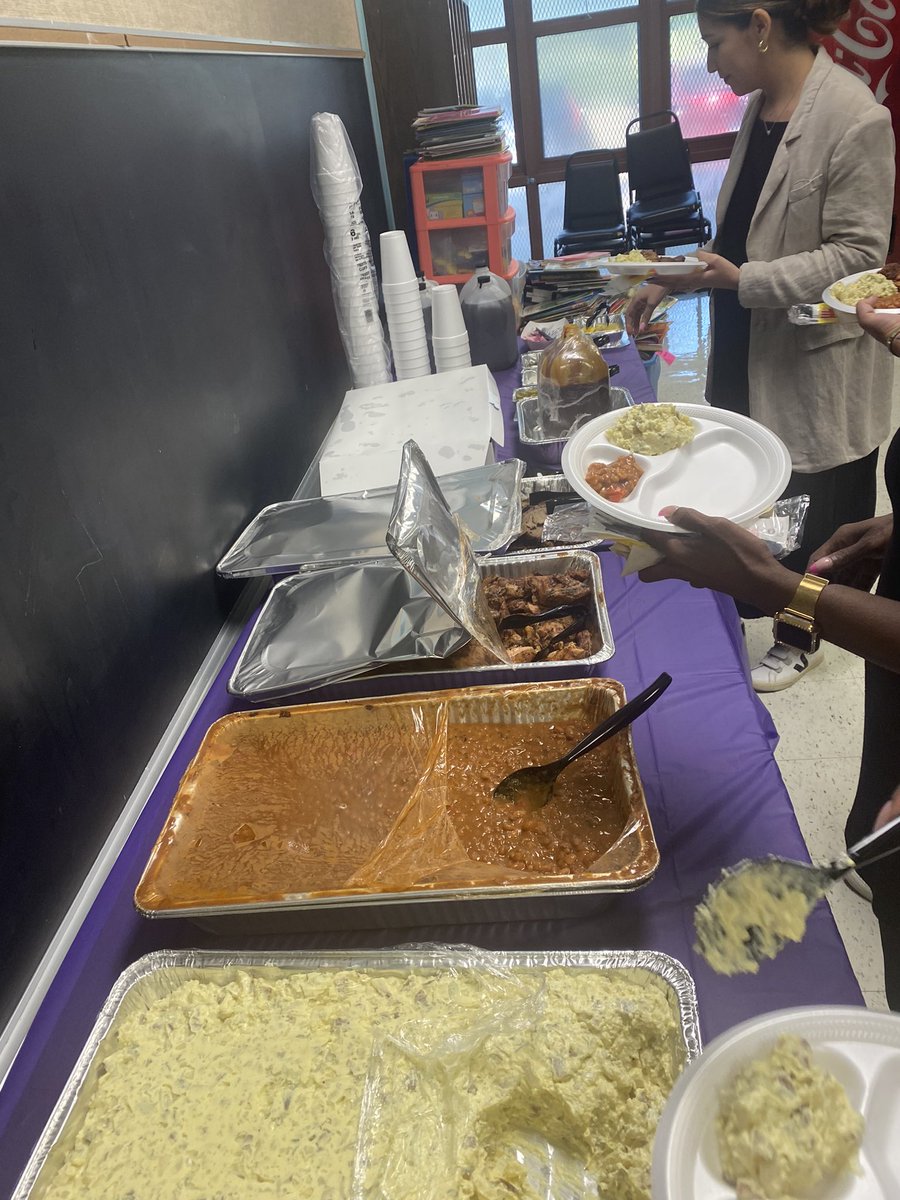 Thanks for taking care of us @IZPrincipal with delicious dinner at @Zaragoza_PL during Meet the teacher night! @dallasschools @PersonalizeDISD