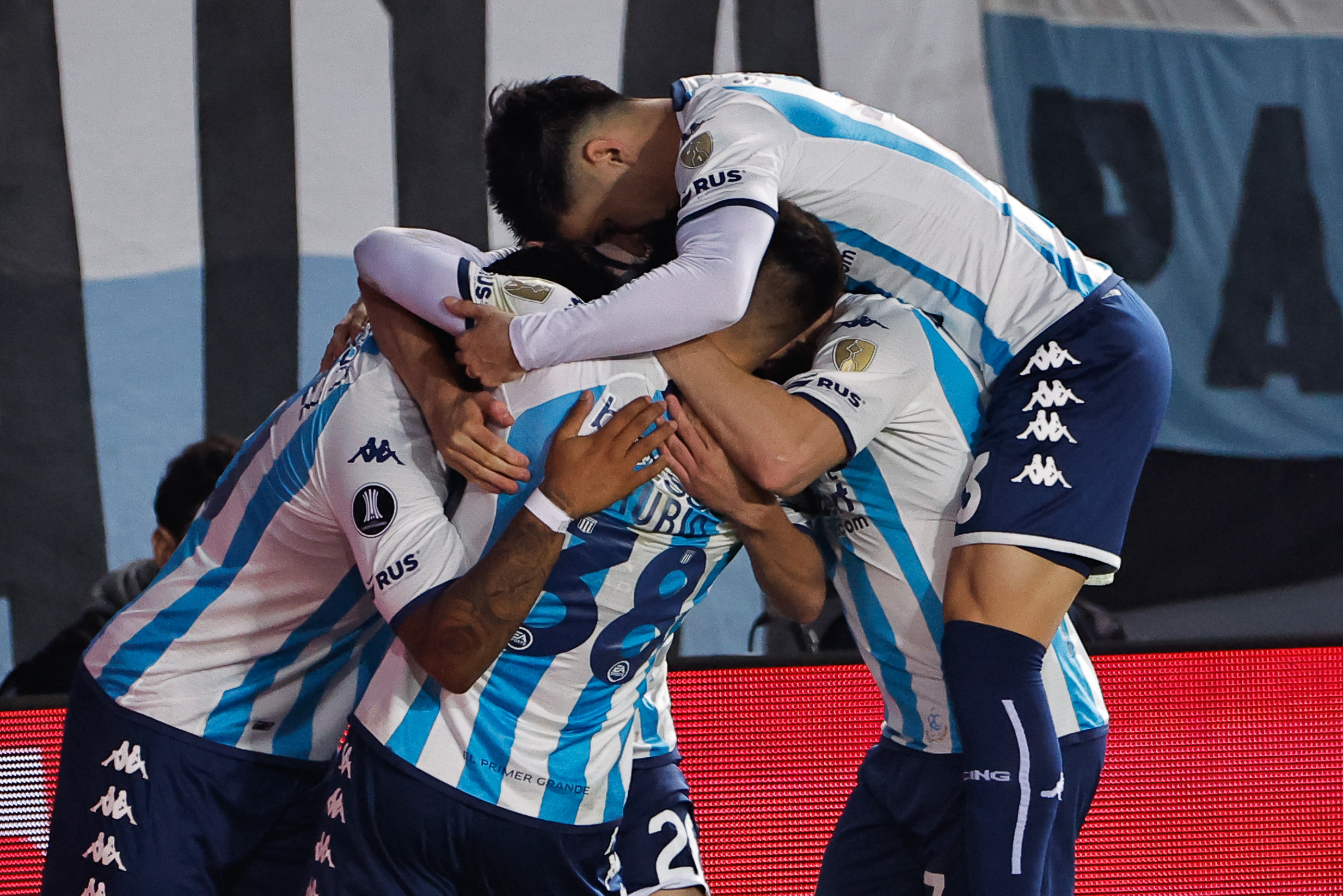 Atlético Nacional vence Racing e se aproxima de vaga na Libertadores