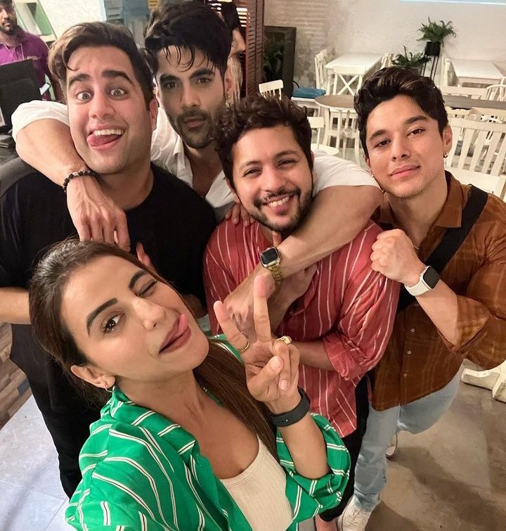 My cuties >>>
Best Reunion everrrrrrr!! 
No nazar to themmm! 

#PratickSejpal #AksharaSingh #NishantBhatt #RajivAdatia #SimbaNagpal