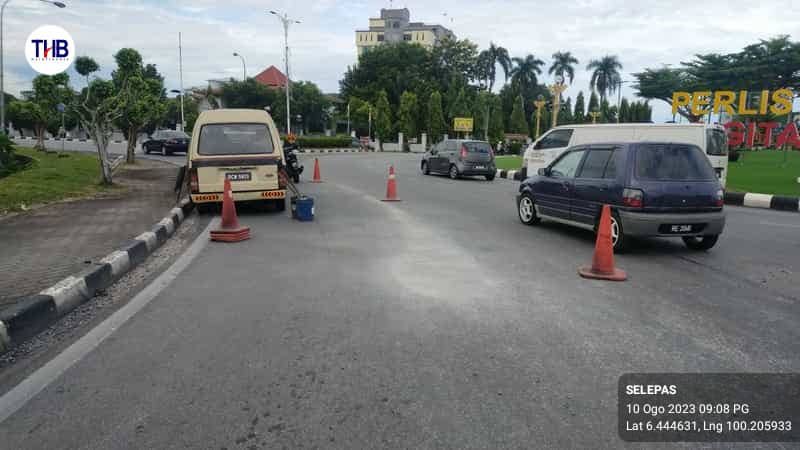 10082023 - di <a href="/JKRPerlis/">JKR Perlis</a> 

FT 179 J. Kangar - Arau
sek 1.50

Team 1 #THBMPerlis #Kangar bersih tumpahan sisa ini di sini

permukaan pavemen kembali bersih

aduan awam kini disantuni 

#THBMHQ