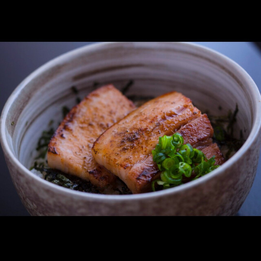 Hanzo_seimen's tweet photo. 【炙りチャーシュー丼】
【ねぎとろ丼】
各550円（税込）
※300円（税込）

（※麺類ご注文のお客様に限りセットサービスとして300円でご提供させていただきます。） https://t.co/3ogXXO7tAF