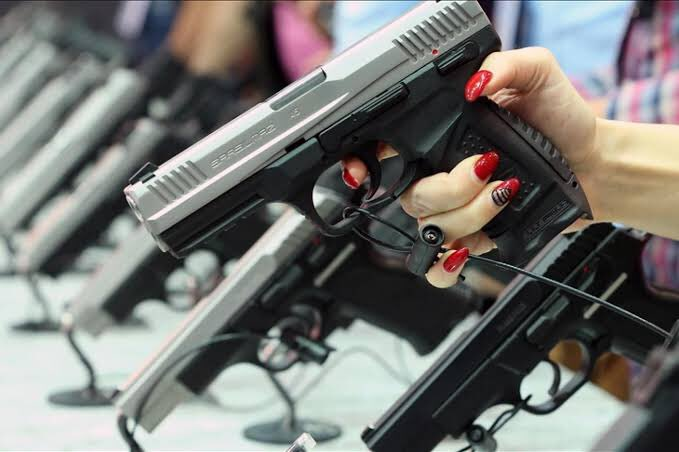 WorldNewsFlare's tweet photo. 📌 Number of Individual Firearms per 100 People:

USA 🇺🇸 - 120.5
Yemen 🇾🇪 - 52.8
Montenegro 🇲🇪 - 39.1
Serbia 🇷🇸 - 39.1
Canada 🇨🇦 - 34.7
Uruguay 🇺🇾 - 34.7
Cyprus 🇨🇾 - 34.0
Finland 🇫🇮 - 32.4
Lebanon 🇱🇧 - 31.9
Iceland 🇮🇸 - 31.7
Austria 🇦🇹 - 30

#Prince #Henry https://t.co/LiFRSm8JmD