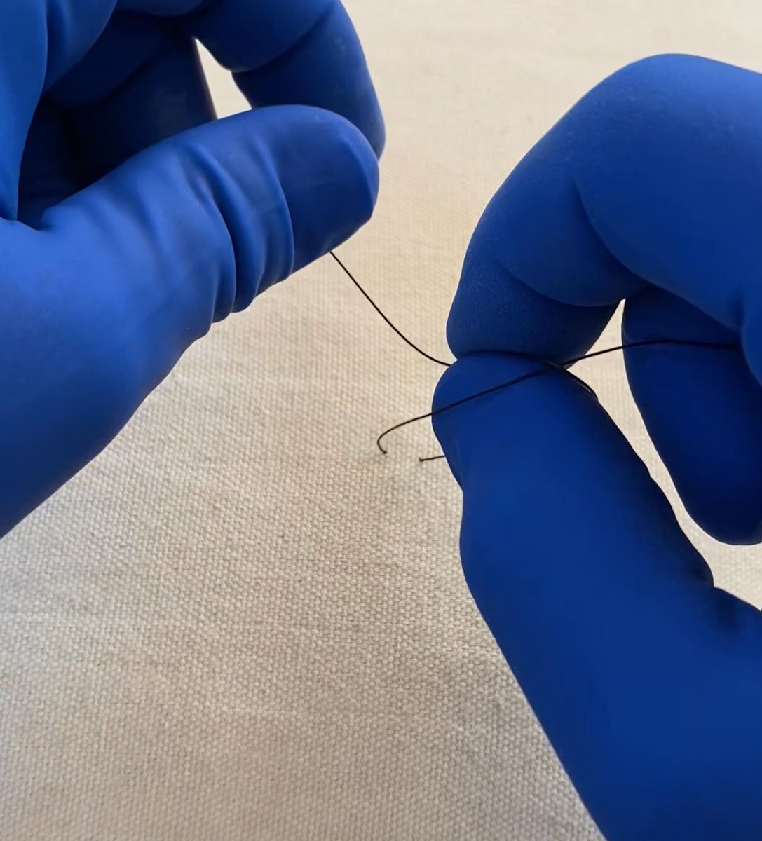 🧵regarding the 2-handed knot tying technique, and specifically whether it has *any* advantages over the 1-handed method.

We'll cover why one should practice tying with a 2-handed technique, and also go over the important concept of why it's easier to tie 'up in the air'.
(1/ )