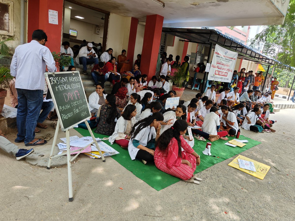 TelanganaAYUSH's tweet photo. #Day17 
"కావాలి కావాలి న్యాయం కావాలి" ✊
#STIPENDHIKEFORAYUSH
#TSSTIPENDHIKEAYUSH
#TELANGANAAYUSH
#Telangana @BRSHarish @TelanganaCMO 
@KTRBRS @bandisanjay_bjp @harichandanaias  @Eatala_Rajender @jyothsna_tdp @revanth_anumula @NimaTelangana @moayush @sarbanandsonwal https://t.co/KCDbuqWnlg