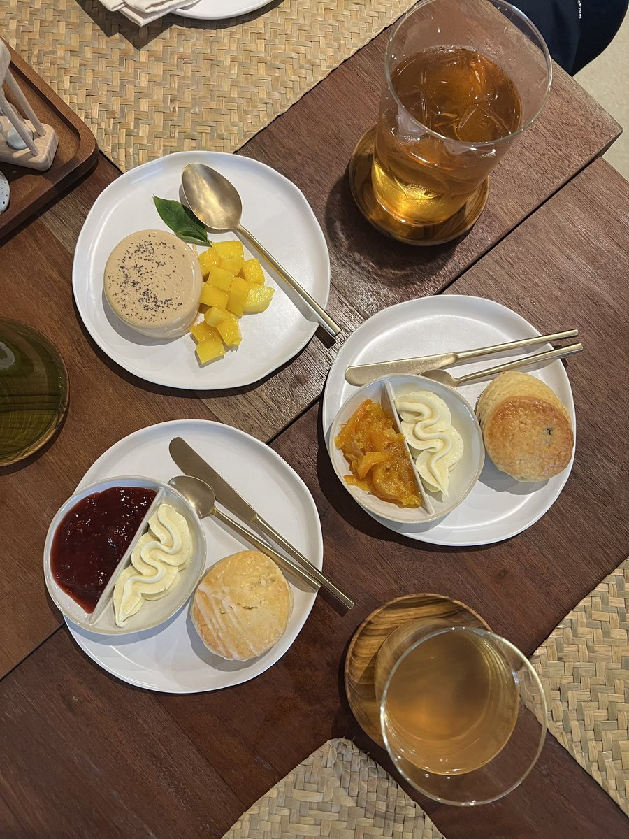 placestwogo's tweet photo. ใครชอบดื่มชาอยากแนะนำให้ไป Araksa Tea Room มากๆ ไร่ชาจากเชียงใหม่ มาเปิดร้านตรงเจริญกรุง 38 ร้านสวย บรรยากาศดี ชาเป็น organic ทั้งหมด หลายตัวมีรางวัลการันตีด้วย ส่วนตัวได้ลอง Silk ที่เป็นอู่หลงไป หอม ประทับใจสุดๆ ขนมก็อร่อยมาก ชอบพานาคอตต้าชาไทย!

#รีวิวคาเฟ่ #PlacestwoGo https://t.co/QpoNPskZ0t
