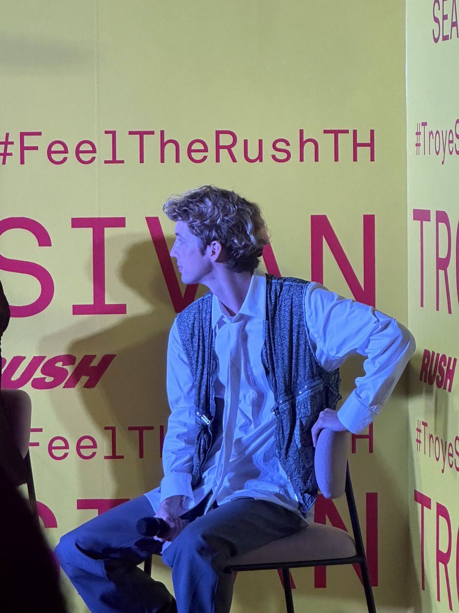 ทรอย ซีวาน (Troye Sivan) มาเยือนประเทศไทยอีกครั้ง! ในครั้งนี้ซีวานมาไทยเพื่อถ่ายมิวสิกวิดีโอ หนึ่งในเพลงจากอัลบั้ม 'Something to Give Each Other' ซึ่งถือเป็นครั้งที่ 3 ที่ซีวานมาไทยนั่นเอง…

#beartaiBUZZ #TroyeSivan #TroyeSivanInBkk #FeelTheRushTH