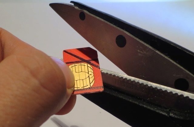 SvetAndroida's tweet photo. Jak si vyrobit MicroSIM a NanoSIM aneb proč už klasická SIM karta není in [návod]. Více v článku na https://t.co/KPSpQtXlOl

#MicroSIM #NanoSIM #operátor #sim #SIMkarta https://t.co/bTF63BSpMj