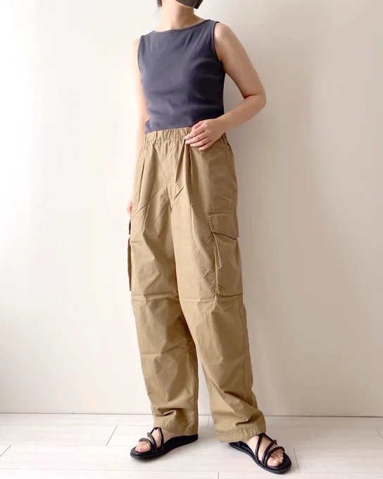 【ユニクロ】これは人気出そう…!秋まで着まわせる「楽ちんパンツ」ゆったりシルエットがオシャレなの!   ユニクロの「ワイドフィットパラシュートカーゴパンツ」は今っぽいデザインがおしゃれ!トップスを変えて夏から秋まで着回せますよ!