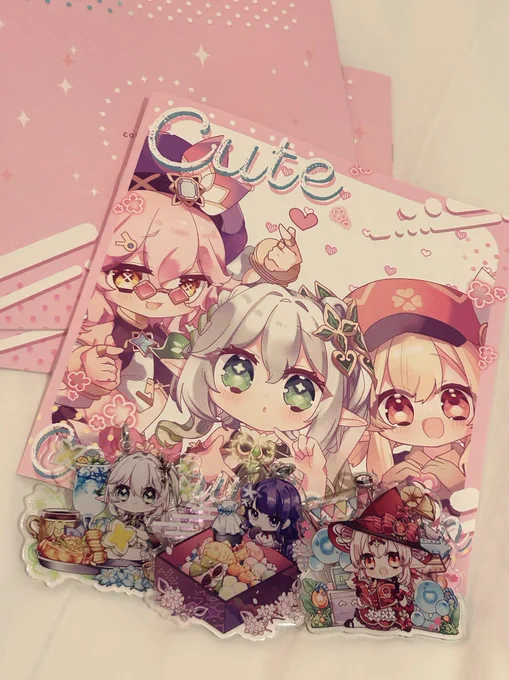 新刊とアクキーホテルで開けました 最高に可愛い
