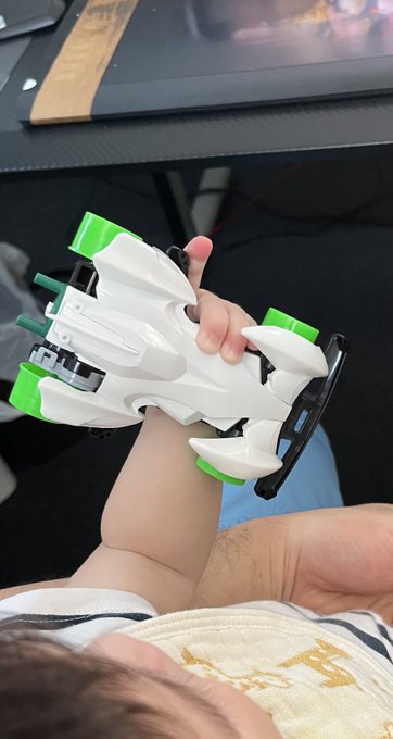 シャイニングスコーピオン(シャーシはTZビートマグナム)とたわむれる0歳児(初お触り)
#ミニ四駆 