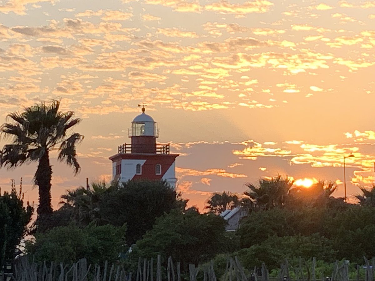 matchref1's tweet photo. What a glorious start to the first day in stunning Cape Town. Seapoint area the best for an early morning walk.  Super weather #capetown #sharesouthafrica https://t.co/qGBNNFqGFR