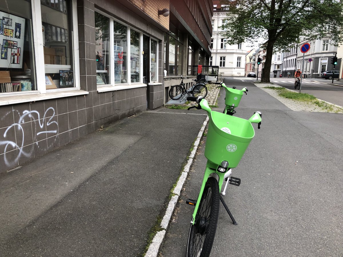 Selv om sykkelstativet utenfor <a href="/Blindeforbundet/">Norges Blindeforbund</a> bare er 6 skritt unna, er elsyklene fra ⁦<a href="/limebike/">Lime</a>⁩ igjen parkert #tilhinder  langs kanten svaksynte og blinde bruker som ledelinje til og fra Sporveisgata 10 ⁦<a href="/Bymiljoetaten/">Bymiljøetaten</a>⁩ ⁦<a href="/sirinstav/">Sirin Stav</a>⁩