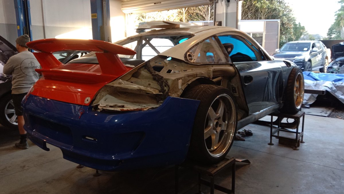 nzdriftlife's tweet photo. #ポルシェ なのにFR?!
しかも凄いのはそれだけじゃなかった…💀
エンジン+ミッション,フロントサス周り,リヤのホーシングまでレギュレーションに合わせて韓国の #サムヨン #samyoung 製のトラックをベースに改造中!
そんな訳で自宅の隣のガレージでレーシングマシンに #魔改造 してます😂 https://t.co/UWzUPeO5fi