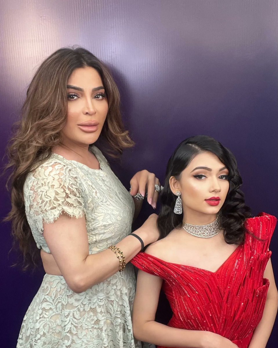 OjasRajani's tweet photo. Slaying in that glossy glam.

Makeup &amp; Hair: @ojasrajani

#ojasrajani #ojasrajaniacademy #masterclass #makeupmasterclass #wakeupnmakeup #makeupglow #makeupglam #hairnmakeup #makeupartistnhairstylist #makeuplover #makeuprevolution #makeupaddiction #wavyhair #curlyhair https://t.co/YUzmXwdjEC