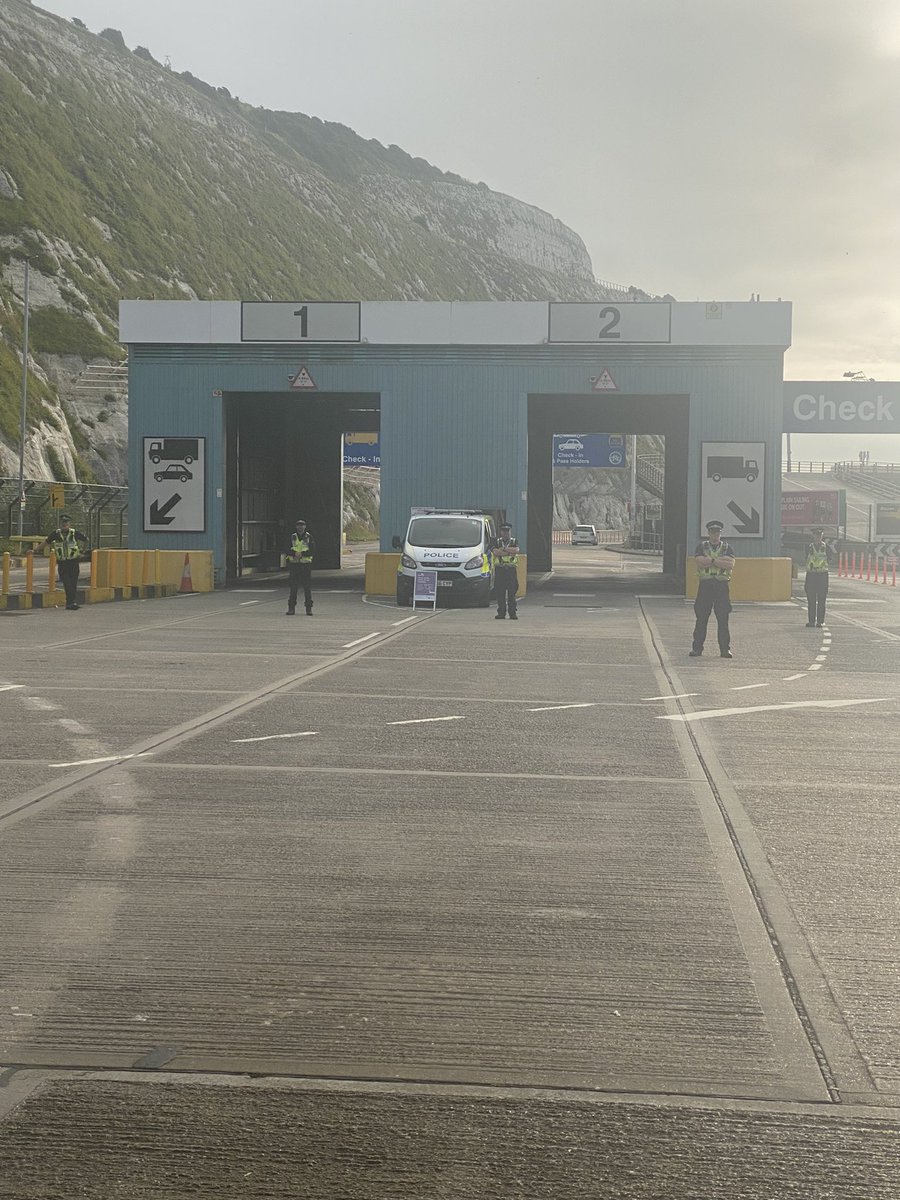 Another deployment for our officers this morning at the Outbound Controls completing #ProjectServator, keeping an eye on vehicles and people entering the port. Keeping the port, staff and local community safe. #Togetherwevegotitcovered #PortofDoverPolice 65