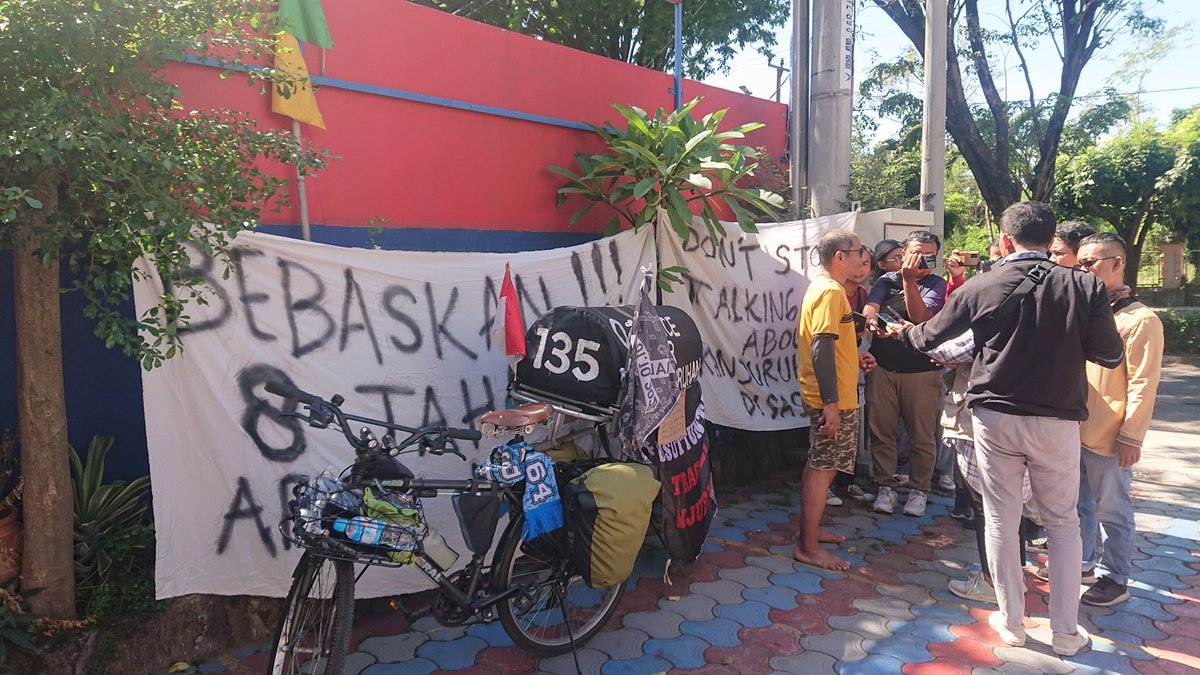 Pak midun melanjutkan perjalanan ke Senayan (11/8) pukul 13.30WIB mulai dari Std Bima Cirebon melalui jalur Pantura Indramayu.

Suwun dulur Aliansi Suporter Cirebon telah mengawal, Panjang umur Pak Midun! #UsutTuntas #MenolakLupa <a href="/mlgcollective/">#BersikapJujur</a> <a href="/pasoegati_crb/">PASOEGATI CIREBON</a> <a href="/BobotohKampsCRB/">BobotohKampusCirebon</a>