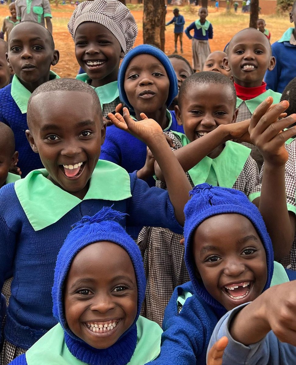 Malaikakitchens's tweet image. Big smiles on the children’s faces as they head for their August holiday. Time to relax and reset. #malaikakitchens #feedingprogram