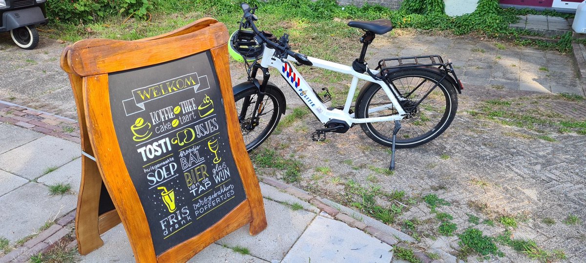 WA_Prinsenhof's tweet photo. Vandaag genieten van het mooie weer en ingesprek met Hans en jacqueline van #indebonen
Als je in de buurt bent van landgoed #landgoedVoorlei loop/fiets eens langs voor een praatje en een goeie bak koffie of thee. (Veursestraatweg 185.)
#indewijk #waakzaam
#dienstbaar #politie https://t.co/3TeD87Rbrw