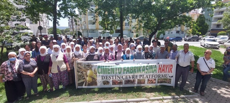 Bu maden tesisi değil, çok yüksek kirliliğe sebep olan çimento fabrikası.
Her yere yapılabilirdi. Ama CHP'li Menteşe Belediyesi kızılçam ormanının göbeğine ruhsat verdi.
Köylü yıllardır ayakta.
Kılıçdaroğlu, Akblen'e gitmişken oraya da uğrayabilirdi. Ama amaç üzüm yemek değil ki!