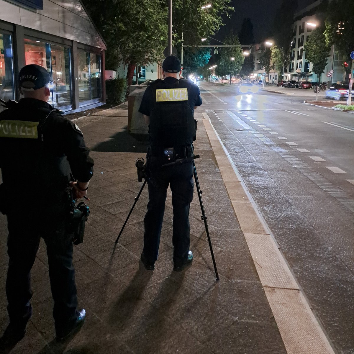 polizeiberlin's tweet photo. Weil sich Anwohnende beschwerten, dass sich in der #Manteuffelstr in #Tempelhof nicht alle an die 30 km/h halten sollen, schauten unsere Kolleg. des #A44 heute Nacht mit geschultem Blick durch die Laserpistole.
15🚗 waren zu schnell &amp; einer sogar mit mehr als dem Doppelten.
^tsm https://t.co/V3XCCR1Foy