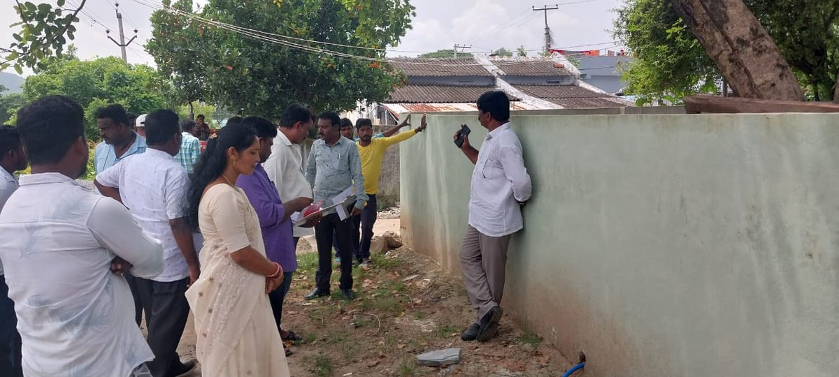 MC_Yellandu's tweet photo. Initiative taken by the Hon'ble Chairperson @dvrao0506, along with the concerned Ward Councillor, ward people, Engineering, Sanitation , Revenue, Town Planning and other concerned office staff has participated in the above program.2/2 @KTRBRS @arvindkumar_ias @HaripriyaBRS https://t.co/Qt7qp6M8Lw