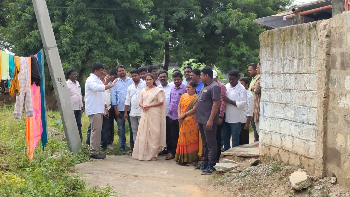 MC_Yellandu's tweet photo. Initiative taken by the Hon'ble Chairperson @dvrao0506, along with the concerned Ward Councillor, ward people, Engineering, Sanitation , Revenue, Town Planning and other concerned office staff has participated in the above program.2/2 @KTRBRS @arvindkumar_ias @HaripriyaBRS https://t.co/Qt7qp6M8Lw
