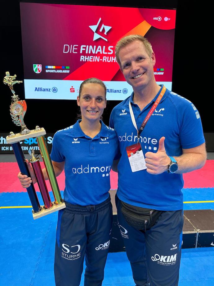 AddmoreGmbh's tweet photo. Madeline Folgmann ist Finals '23 🏆-Siegerin 🥳🎊🥳
Und sichert sich damit ihren 9. Deutschen Meistertitel im Taekwondo! 
Als erfolgreicher Sponsor freuen wir uns sehr über diesen herausragenden Erfolg und gratulieren von ganzem Herzen 🧡
#addmore #sportsponsoring #taekwondo https://t.co/eYHDxNNFkr